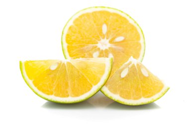 Organik Hint Citrus meyvesi tatlı limetta (Citrus limetta) 'nın yarı yarıya kesimi ile yakın plan, beyaz arka plan üzerinde izole edilmiş yeşil ve sarı renktedir.,