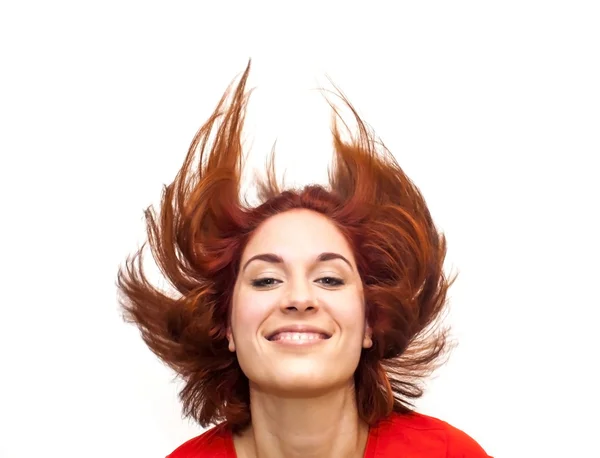 Mulher bonita tremendo seu cabelo — Fotografia de Stock