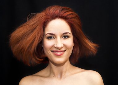 Güzel saçlı kadın saçını sallama 