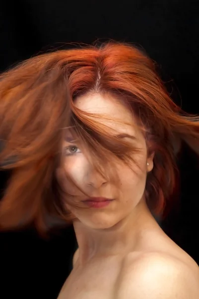 Mooie donkerharige vrouw schudden haar haren — Stockfoto