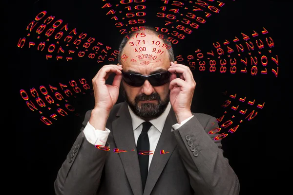 Hombre ejecutivo con números rojos en la cabeza — Foto de Stock