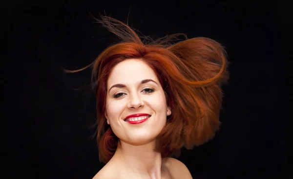 Mulher bonita tremendo seu cabelo — Fotografia de Stock