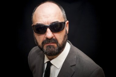 Yakışıklı iş adamı, kel ve gözlüklü blac üzerinde sakal