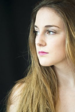 Güzel genç bir kadının portresi. 