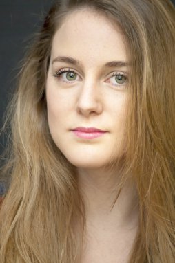 Güzel genç bir kadının portresi. 