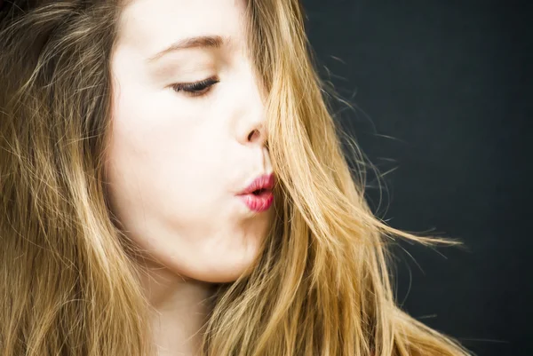 Ritratto di Bella Giovane Donna che si soffia i capelli — Foto Stock