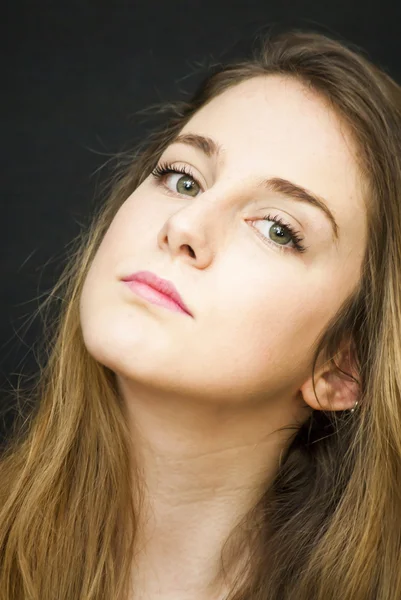 Retrato de una hermosa joven — Foto de Stock