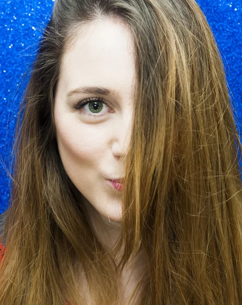 Retrato de una hermosa joven — Foto de Stock