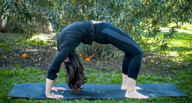 Güneşli bir günde pratik Yoga parkta güzel kadın