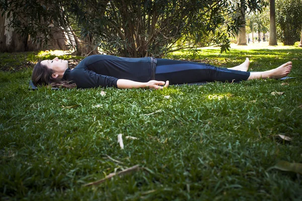 Güneşli bir günde pratik Yoga parkta güzel kadın