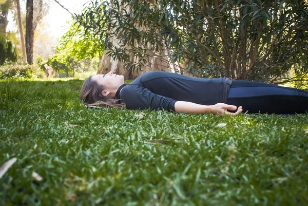 Güneşli bir günde pratik Yoga parkta güzel kadın — Stok fotoğraf