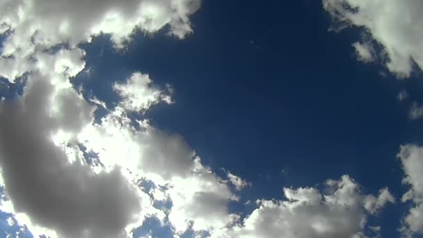 Ουρανό και άσπρα σύννεφα ενώ μια διαδρομή είναι δρόμος — Αρχείο Βίντεο
