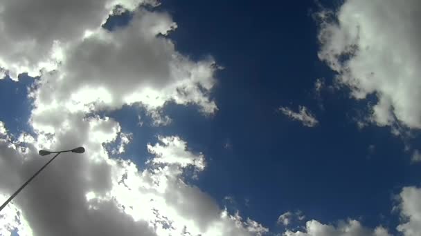 Himlen med vita moln medan en väg är väg — Stockvideo