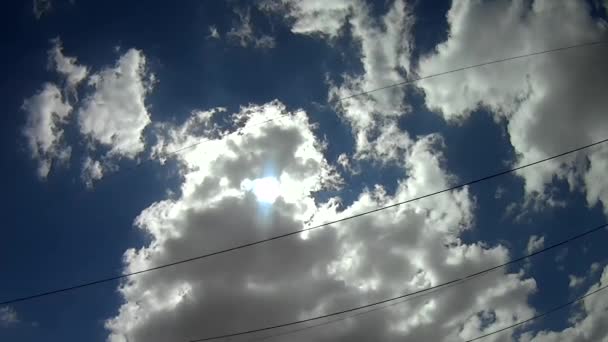 Himlen med vita moln medan en väg är väg — Stockvideo