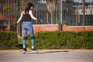 Güzel ve genç birbayan Viyadükler üzerinde kaykay ile pratik