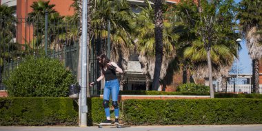 Güzel ve genç birbayan Viyadükler üzerinde kaykay ile pratik