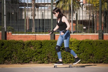 Güzel ve genç birbayan Viyadükler üzerinde kaykay ile pratik