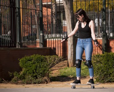 Güzel ve genç birbayan Viyadükler üzerinde kaykay ile pratik