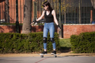 Güzel ve genç birbayan Viyadükler üzerinde kaykay ile pratik