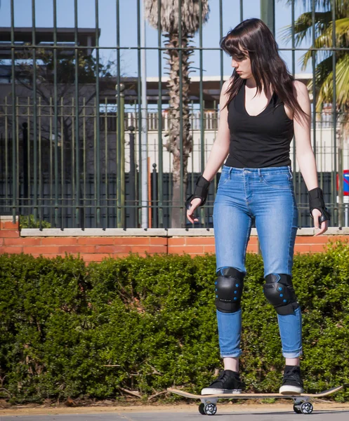 Mooie jonge vrouw, oefenen met de skateboard op de stre — Stockfoto