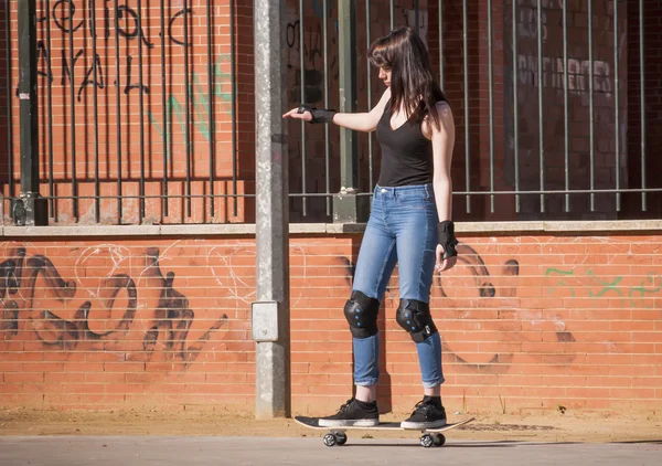 市電のスケート ボードの練習の美しい若い女性 — ストック写真