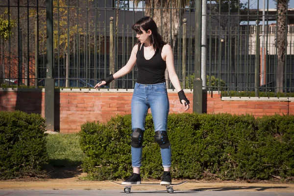 市電のスケート ボードの練習の美しい若い女性 — ストック写真