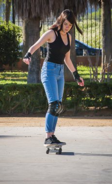 Güzel ve genç birbayan Viyadükler üzerinde kaykay ile pratik