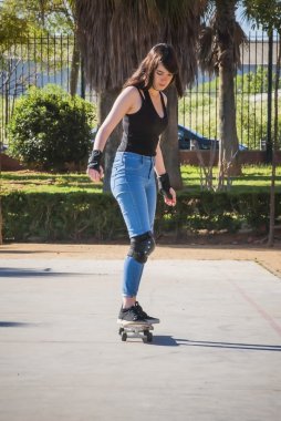 Güzel ve genç birbayan Viyadükler üzerinde kaykay ile pratik