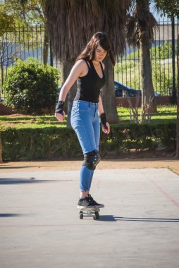 Güzel ve genç birbayan Viyadükler üzerinde kaykay ile pratik