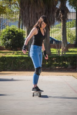 Güzel ve genç birbayan Viyadükler üzerinde kaykay ile pratik