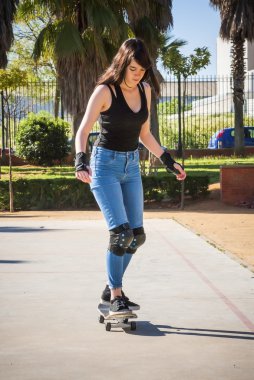 Güzel ve genç birbayan Viyadükler üzerinde kaykay ile pratik