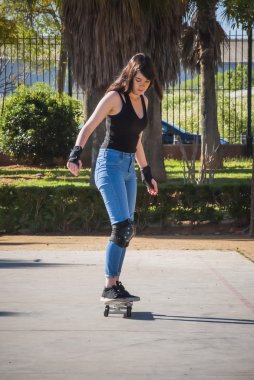 Güzel ve genç birbayan Viyadükler üzerinde kaykay ile pratik