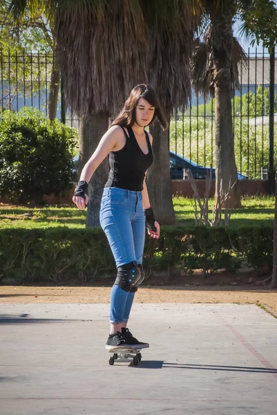 Güzel ve genç birbayan Viyadükler üzerinde kaykay ile pratik