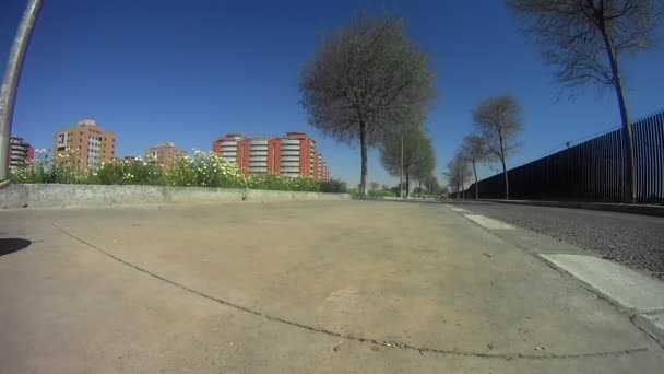 Медленно передвигающийся скейт в одиночку на улице — стоковое видео
