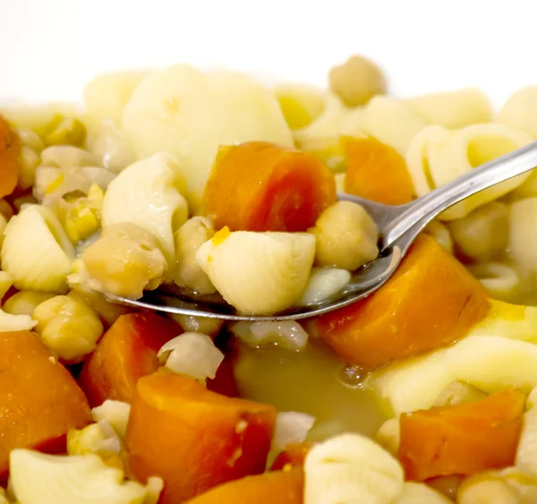 Zeleninová polévka s těstovinami, mrkví a cizrnou — Stock fotografie