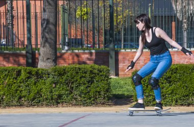Güzel ve genç birbayan Viyadükler üzerinde kaykay ile pratik