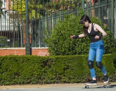 Güzel ve genç birbayan Viyadükler üzerinde kaykay ile pratik