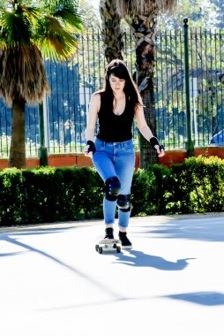 Güzel ve genç birbayan Viyadükler üzerinde kaykay ile pratik