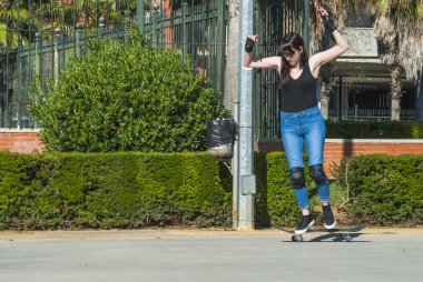 Güzel ve genç birbayan Viyadükler üzerinde kaykay ile pratik