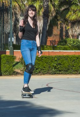 Güzel ve genç birbayan Viyadükler üzerinde kaykay ile pratik