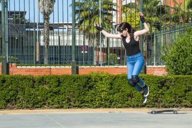 Güzel genç kadın sokakta kaykay ile pratik