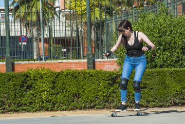 Güzel genç kadın sokakta kaykay ile pratik