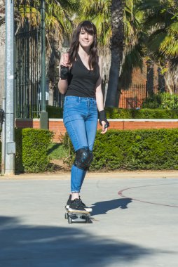 Güzel genç kadın sokakta kaykay ile pratik