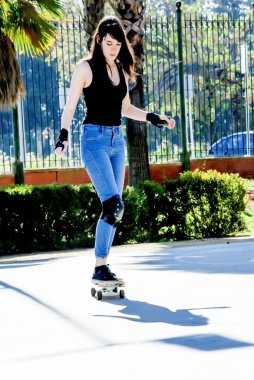 Güzel genç kadın sokakta kaykay ile pratik