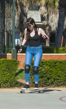 Güzel genç kadın sokakta kaykay ile pratik