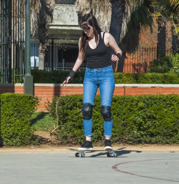 Güzel genç kadın sokakta kaykay ile pratik