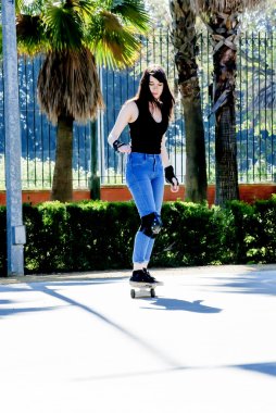 Güzel genç kadın sokakta kaykay ile pratik