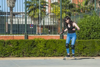 Güzel genç kadın sokakta kaykay ile pratik