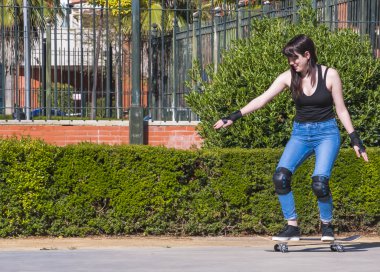 Güzel genç kadın sokakta kaykay ile pratik