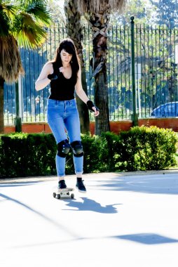 Güzel genç kadın sokakta kaykay ile pratik